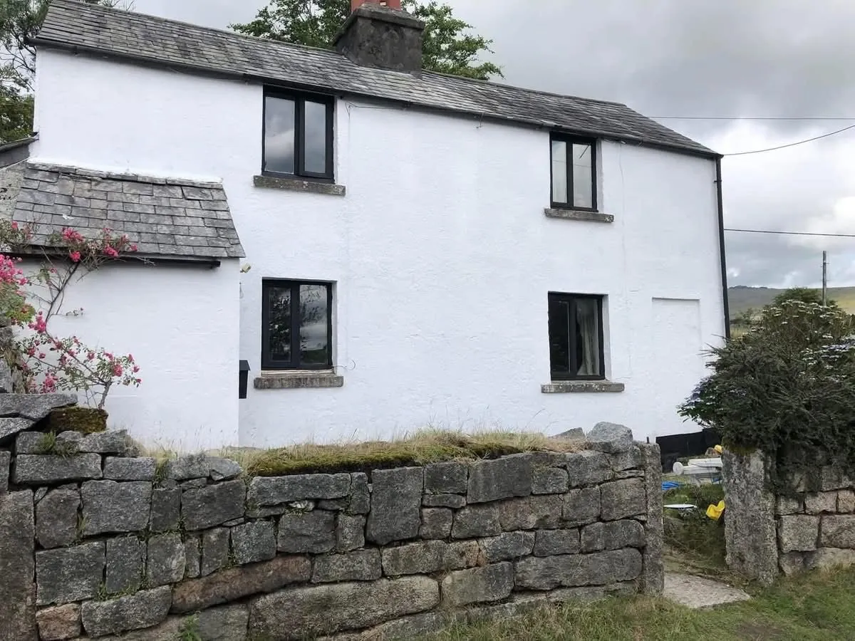 Render repair and exterior repaint of a cottage in Newquay